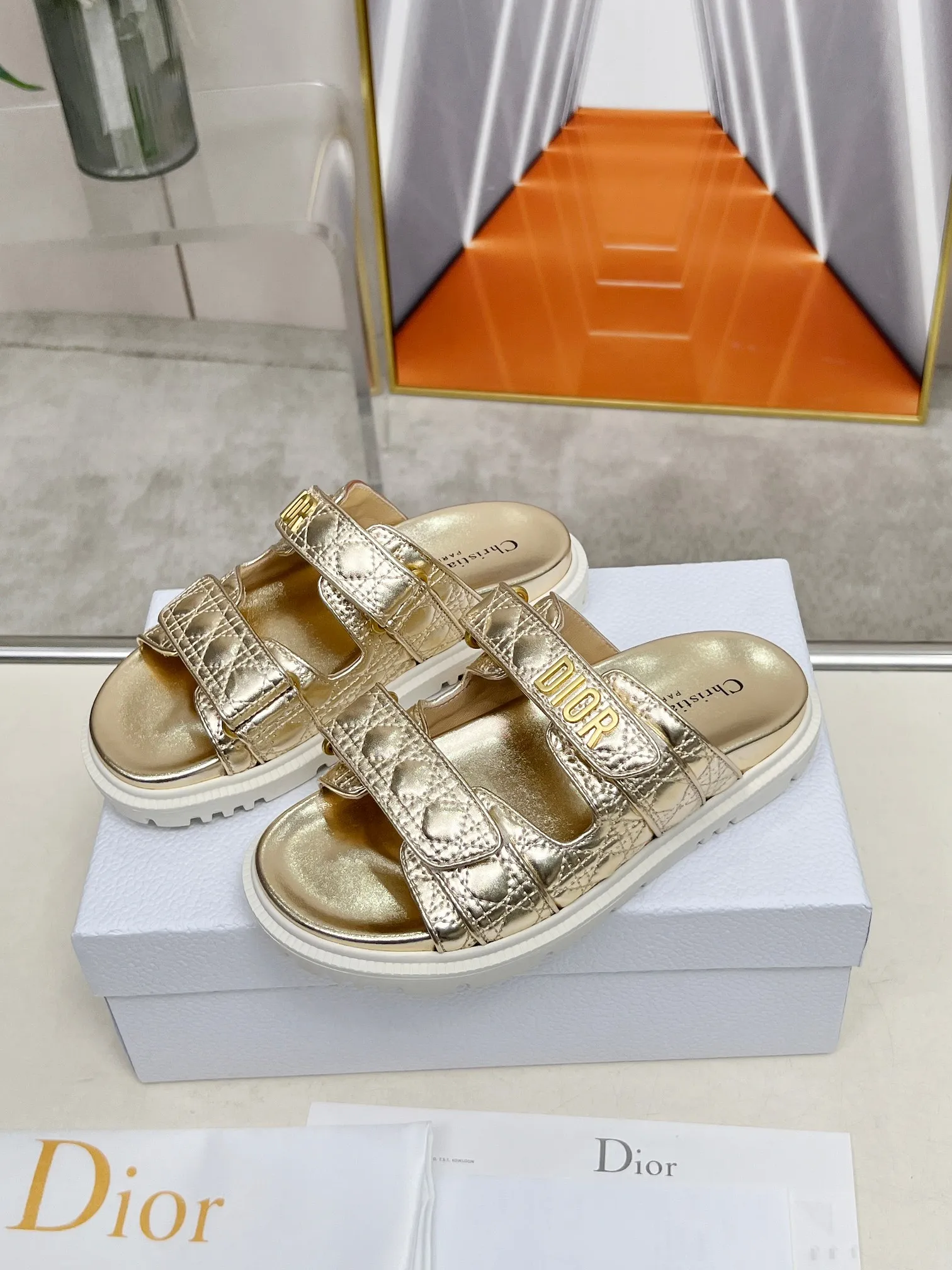 👟👟Ex-factory price 500👟👟Dior👏👏new classic style. 🔥Purchasing-level qualityThe most popular thick-soled sandals in foreign counters. Upper➕Inside: original customized material, original mold opening of sole 1.1 (lightweight, code number 35-40 (41/42 can be customized)